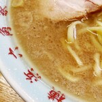 ラーメン六角家 - 豚骨感が強めでコクのあるスープ。