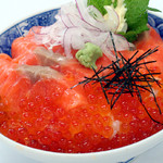 【サケとイクラの親子丼】8種類の海鮮丼のうちのひとつ
