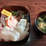 ふる川 - 海鮮丼＝７８０円 税込
            味噌汁＝８０円 税込
