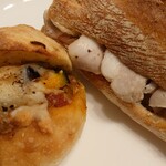 ヤキチ - キーマカレーと秋野菜のオーブン焼＆自家製ハムのサンドイッチ