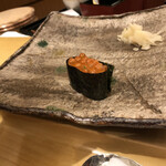 銀座 久兵衛 - いくら。遠いわー。見えんわー。