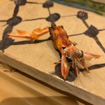 銀座 久兵衛 - 海老の頭と尻尾焼きかな？ビールで流し込みたい