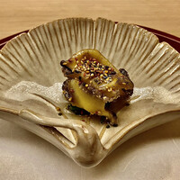 弥助 - 蒸し鮑（間人）とホウレン草〜間人産の鮑を酒で蒸したもの。七味が珍しい。ホウレン草とは色合いが合って良い感じ。軽く歯応えを残した鮑は、じわっと海の香りが滲み出る。