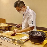 弥助 - ご主人の大賀さん。鰹はその場で藁焼きに。