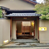 弥助 - 歴史を感じる料亭のような門構え
