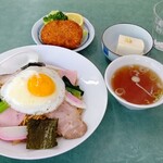 まいこや - 五目焼きそばとコロッケ単品。合計750円