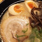 博多麺屋台 た組 - キクラゲとチャーシューのバランスよ