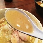 麺屋 虎珀 - まずはスープを一口。飲んだ後の身体に染み渡ります（笑）
            うん濃厚！とろみのある濃厚スープですが、後味はあっさり。
