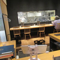 うなぎ四代目菊川 ムスブ田町店 - 店内はこんな感じ