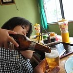 温泉ラーメン福助屋 - 娘のお酌です♪（掲載許可ありでーす）