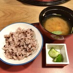 Awa - お食事：奈良県産ヒノヒカリに黒米をブレンドしたご飯、大和芋のすりおろし入り、香の物
