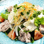 豆腐沙拉配六块黑白猪肉涮火锅