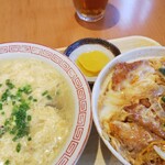らいらい - カツ丼(沢庵付)700円込スープ(卵とキクラゲ)350円込