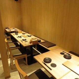 テーブル席は2名からご利用可能。貸切利用も大歓迎！