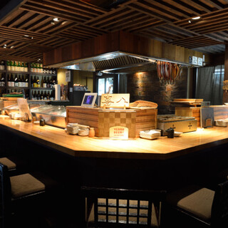 A live experience that you can experience with your eyes and ears. Counter seats where you can feel the chef's breath.