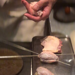 とり茶太郎 - 手羽山椒飯詰に金串を打つ