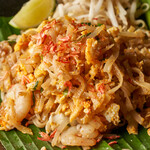 大虾和大量蔬菜的泰式炒面