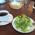 バツ - サラダ、コーヒー、パン