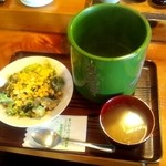 おおはし - メガ盛りカツカレーにセットで付いてくるサラダ、味噌汁、どデカお茶（笑）（2012/3）