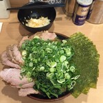 武道家 賢斗 - 身体に良い美味しさ。緑が鮮やかなチャーシュー麺。緑が多いとカロリーも気にせず安心して食べれました。