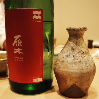 利き酒師が選び抜く日本酒は、そっと鮨に寄り添う味わい。