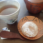 だがしや - ゆべし風くるみもち　かたちがまん丸っこく、打ち粉がついてて味もゆべしほど濃くはないように思えたのミャ