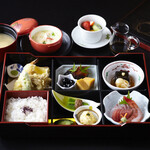 Shin Chaya - 松花堂弁当　平日お昼限定のお弁当となります。2800円（奉仕料・税金込）蒸し物付きは3100円です。