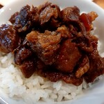 犬山ローレライ麦酒館 - 牛すじの土手煮をご飯に乗せて、土手丼にしたった。