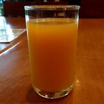 犬山ローレライ麦酒館 - ランチバイキングは、ソフトドリンクも飲み放題です。オレンジジュースです。