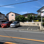 Niboshi Ramen Kawamura - お店駐車場。丁度3台停まってる場所がお店の駐車場です。
      写真向かって右側に見えるバス停は蕨駅東口から来た時のバス停。