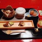 名月荘 - 柿白和え…白和えが滑らかで柿とこんなに合うんですね。 松茸…焼き松茸。 鮑柔煮…塩とすだちでいただきます。玉こんにゃく…味が染みてます。 いくら美味出汁漬け…白い蓋物の中は酢飯の上にサーモンと腹子をほぐして出汁につけたものが！