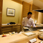 日本橋 蕎ノ字 - 車海老の天ぷらを揚げる大将。