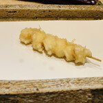 日本橋 蕎ノ字 - ■小柱
      ☆北海道産の小柱。
      串刺しで揚げる。貝の甘みが強い。塩で頂く。
      