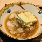 日本橋 蕎ノ字 - ■なす
      ☆静岡県藤枝産の長なす。
      長なすはかなり大きく味は良い。天つゆで頂く。