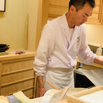 日本橋 蕎ノ字 - 一心不乱に天ぷらを揚げる鈴木大将。