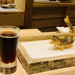 日本橋 蕎ノ字 - ■若あゆと黒ビール
      ☆ COEDOクラフトビール醸造所の黒ビールと合わせると鮎のわたの苦味と相まってとても美味い。