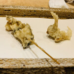 日本橋 蕎ノ字 - ■本日の貝
      ☆南伊豆産のさざえ。
      身と肝の天ぷら。火入れ加減はさすが。
      