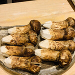 日本橋 蕎ノ字 - ■松茸
      ☆ 雲南省の松茸。
      松茸はコロナ禍で飛行機での運搬が難しく、今年の中国産は高値との事。
      