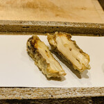 日本橋 蕎ノ字 - ■松茸
      ☆ 雲南省の松茸。
      つぼみの松茸はやはり美味い。すだちと塩で頂く。