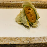 日本橋 蕎ノ字 - ■うに大葉巻き
      ☆北海道産バフンウニ。大葉に巻いて天ぷらに。
      うにの甘みがなんとも言えない美味さ。塩で頂く。