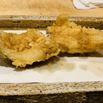 日本橋 蕎ノ字 - ■穴子
      ☆神奈川県小柴の穴子。
      揚げた穴子を大将自ら目の前でサクッと音をさせて真っ二つに。穴子は全く臭みがなく美味い。
      一つは塩で、もう一つは天つゆで頂く。