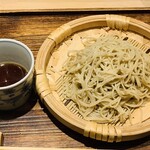 日本橋 蕎ノ字 - ■蕎麦で〆る
      ☆手打ちの蕎麦は大将の自信作。二八蕎麦。
      ☆蕎麦つゆも美味い。蕎麦湯は濃厚トロトロ。
