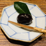 日本橋 蕎ノ字 - ■黒大奴（くろやっこ）
      ☆島田市の江戸時代から続く清水屋の銘菓。
      北海道産の小豆をさらし餡に仕上げ、羊羹でくるんだお菓子。
      