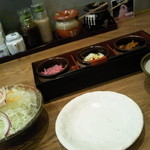 Katsumasa - 漬物がたくさん食べれてご飯がすすみます。