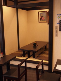 Takao Rengaya - ご家族連れや友人、仲間うちでのお座敷席もご用意してあります。周囲を気にせず、ゆっくりおくつろぎできる空間です。