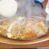 大衆中華 珍萬 - 料理写真:スタミナジュージュー。煙で見えんけど…