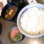 丸明 - ごはん、味噌汁、香の物