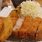 とんかつ専門店萬 - 黒豚リブロースかつ。手前→なす、奥→かぼちゃ