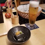 瓢斗 - 先付　黒胡麻豆腐 生雲丹 山葵と生ビール アサヒスーパードライ中