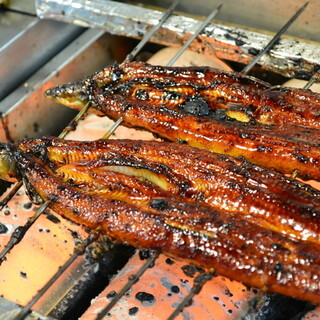 問屋ならではのこだわり抜いた自慢の鰻をじっくり焼き上げます。
